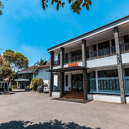 Super Oyo 686 Bunga Karang Hotel Бекасі Екстер'єр фото