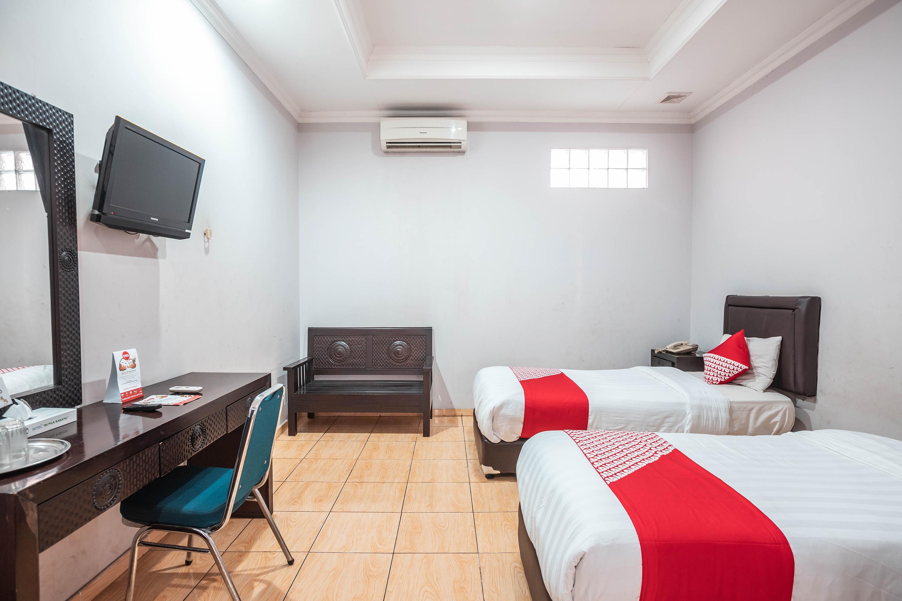 Super Oyo 686 Bunga Karang Hotel Бекасі Екстер'єр фото